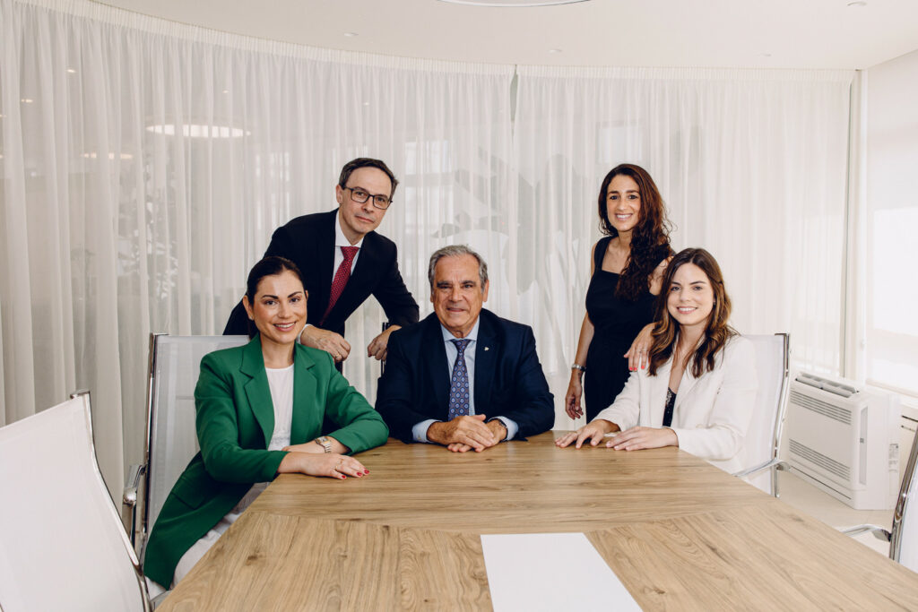 Junta de Gobierno del Colegio Oficial de Farmacéuticos de Cantabria junto al presidente del Consejo General